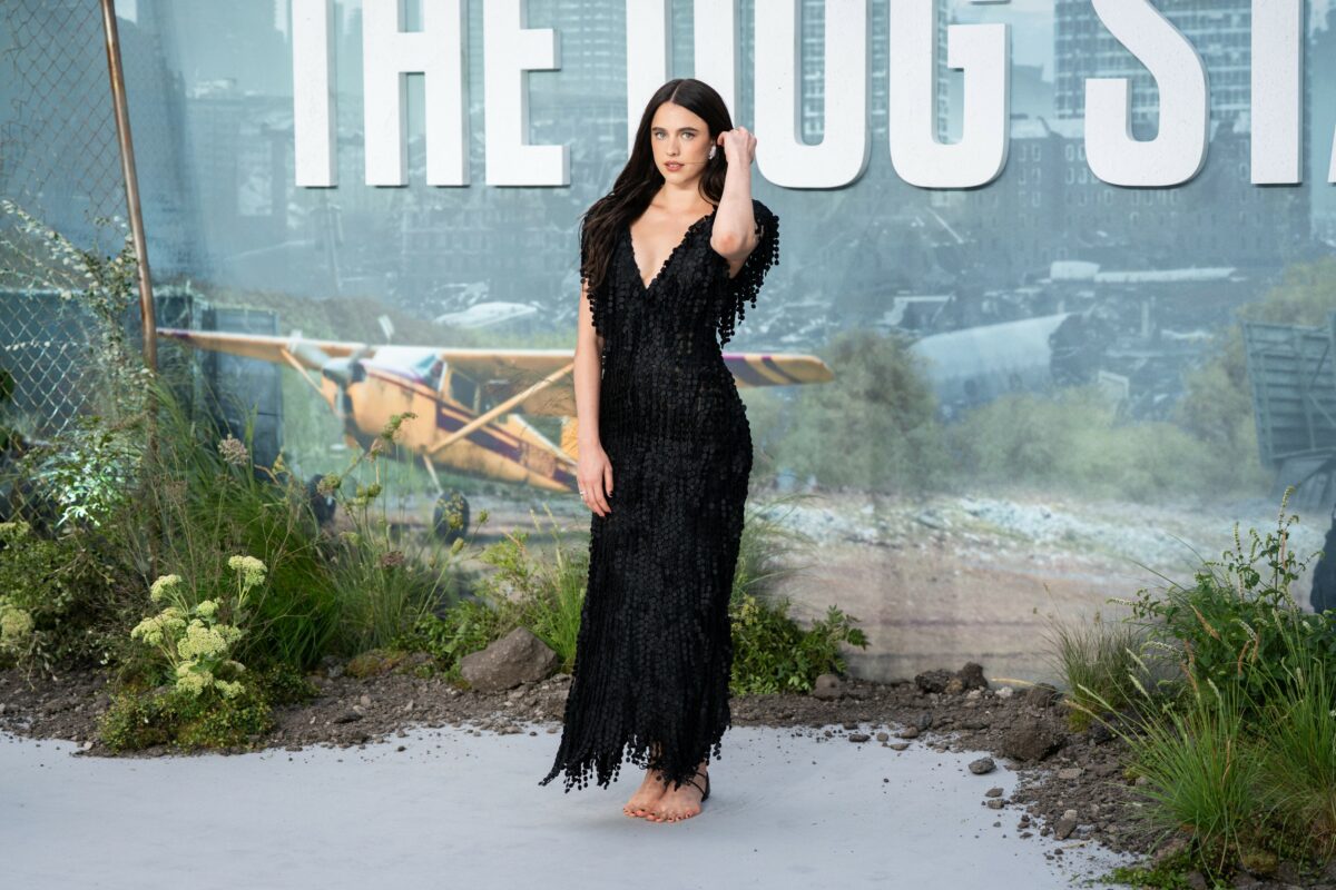 Sandalele Chanel care au provocat controverse. Cum arată modelul bizar purtat de Margaret Qualley