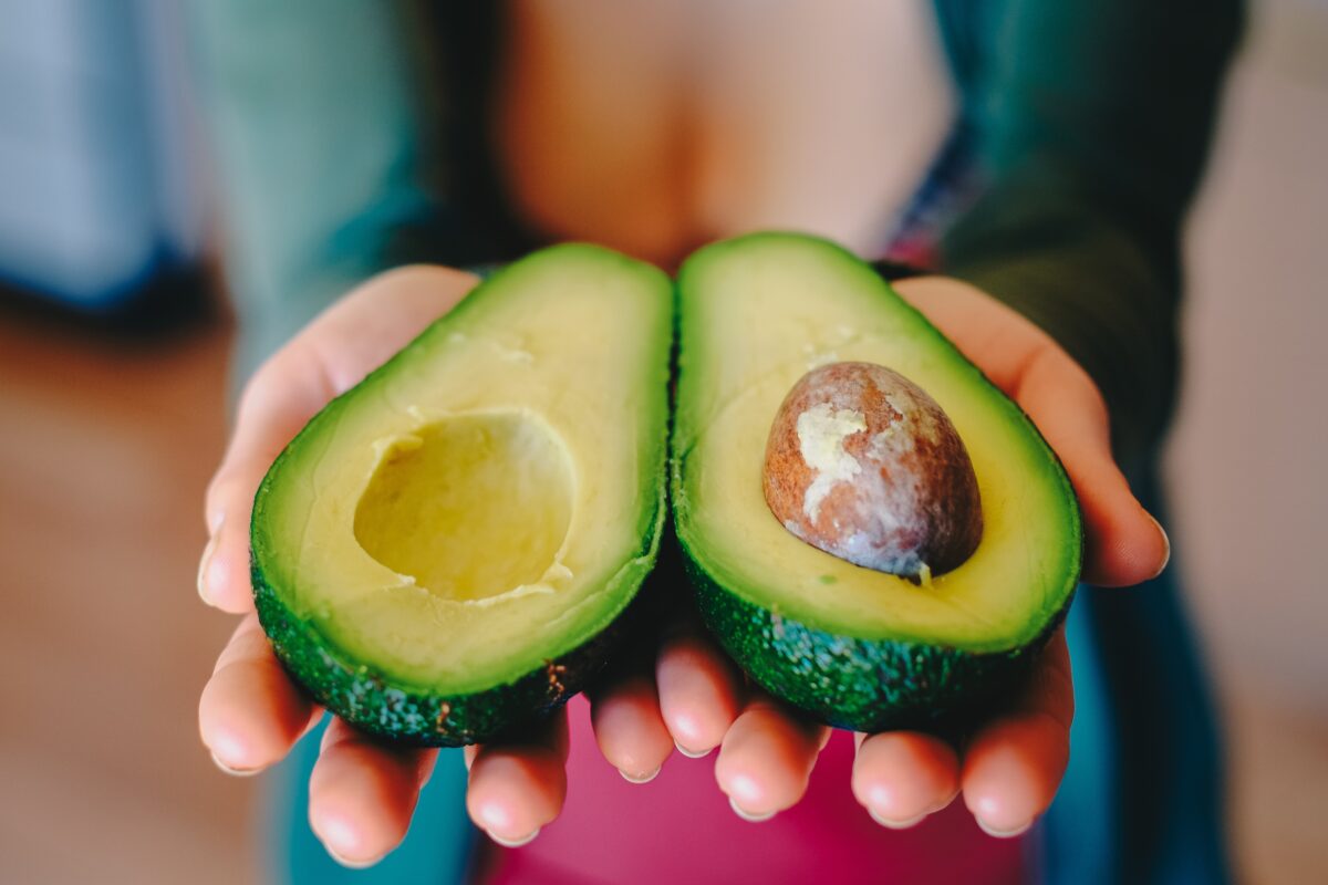 Ce se întâmplă dacă mănânci un avocado pe zi. Studiul care arată efectele asupra colesterolului și inimii