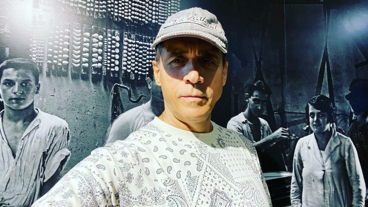 Îl recunoști? Actorul după care româncele suspinau în anii ’90 are 67 de ani acum și e schimbat total