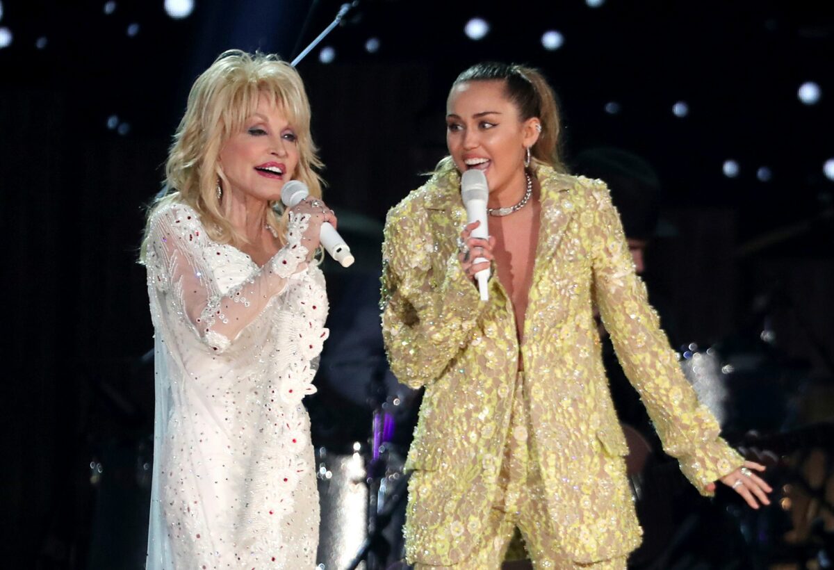 Puțini știu ce relație a existat între Dolly Parton și Miley Cyrus. Cum a ajuns legenda country să-i fie nașă și ce au descoperit ulterior