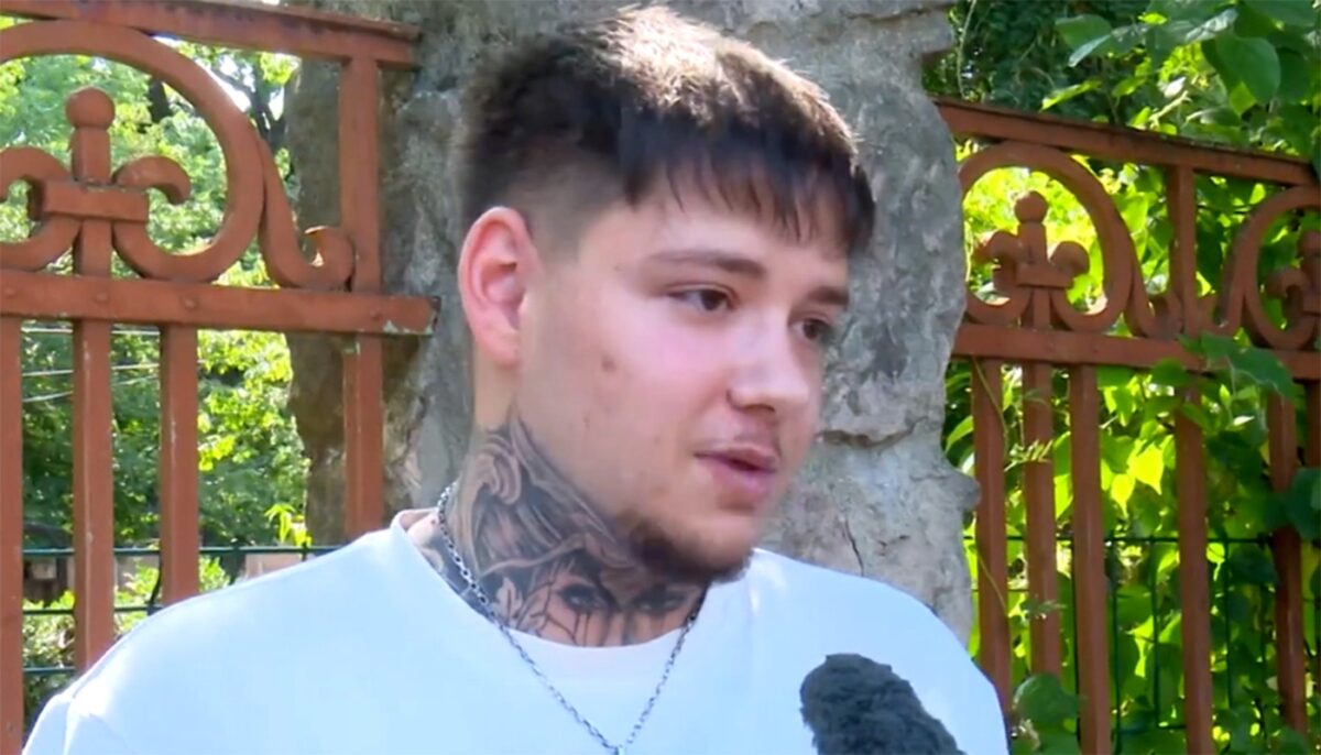 Acest elev din Craiova, tatuat până-n gât, nu a putut da Bacalaureatul în vară, pentru că a rămas corigent la limba franceză: „M-am certat cu profesoara!”. Ce zice că a făcut acum, în sesiunea de toamnă