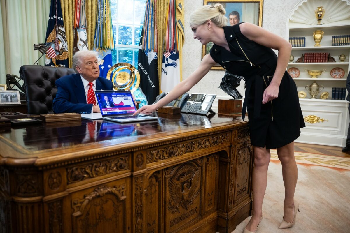 Cine este Natalie Harp, femeia care nu se dezlipește de Donald Trump. Relația care a stârnit controverse la Casa Albă