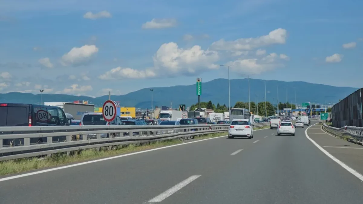 Obiectele periculoase aruncate pe Autostrada Soarelui. Șoferi, conduceți cu mare atenție!
