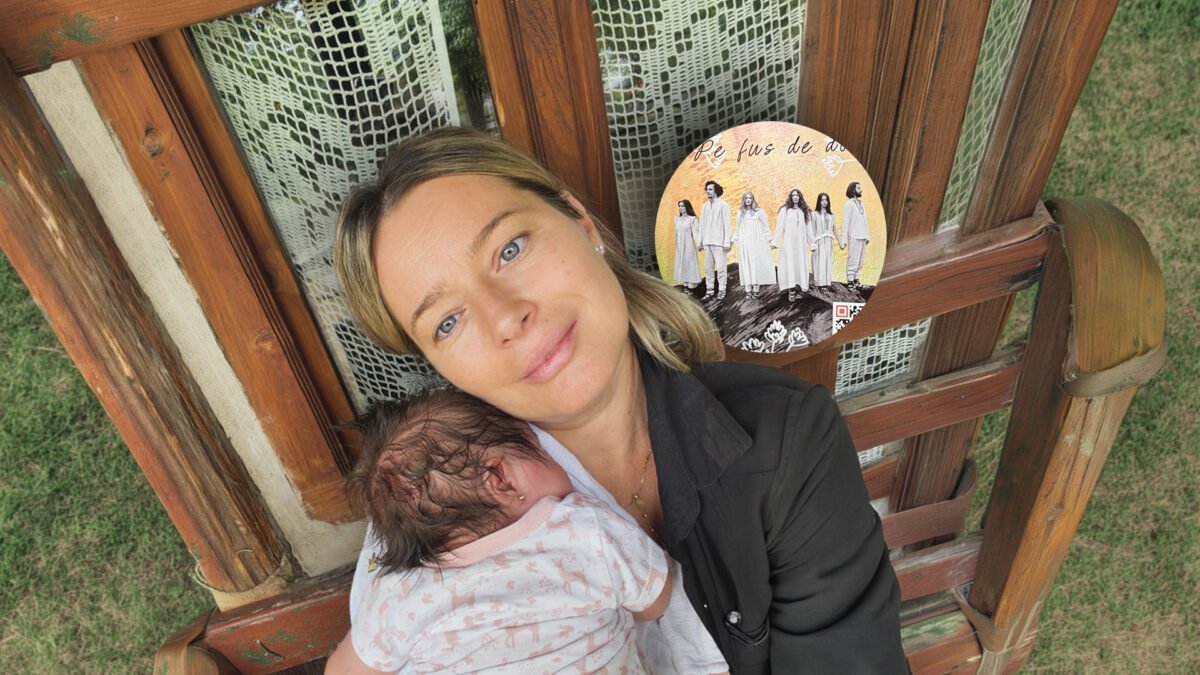 Laura Cosoi alături de artiști în costume tradiționale Maramureș la botezul fiicei, cu meniul botezului tradițional servit pe masă | sursa foto: Cancan Laura Cosoi alături de artiști în costume tradiționale Maramureș la botezul fiicei, cu meniul botezului tradițional servit pe masă | sursa foto: Cancan