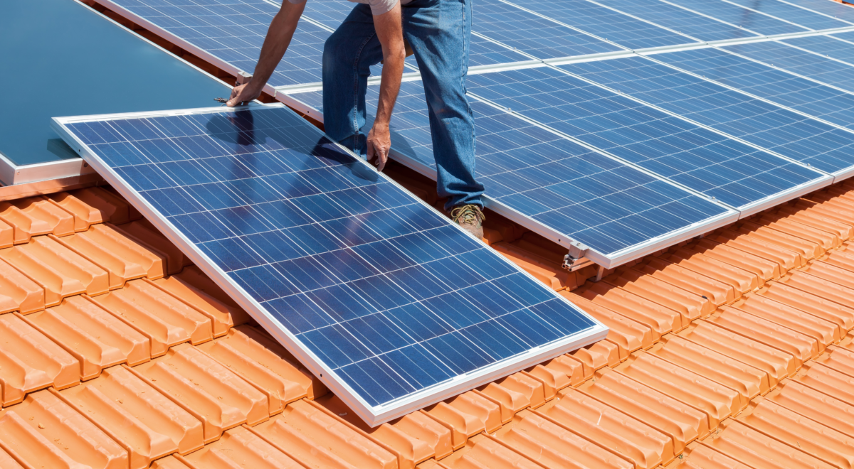 Românii cu panouri fotovoltaice pot primi bani de la stat. Sprijin de până la 15.000 de lei pentru baterii