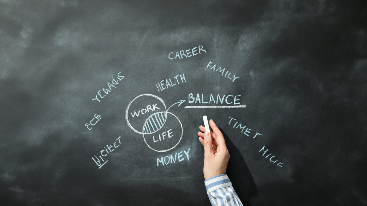 Munca ți-a intrat în sufragerie, vacanță și pat? De ce specialiștii spun că work-life balance nu mai funcționează