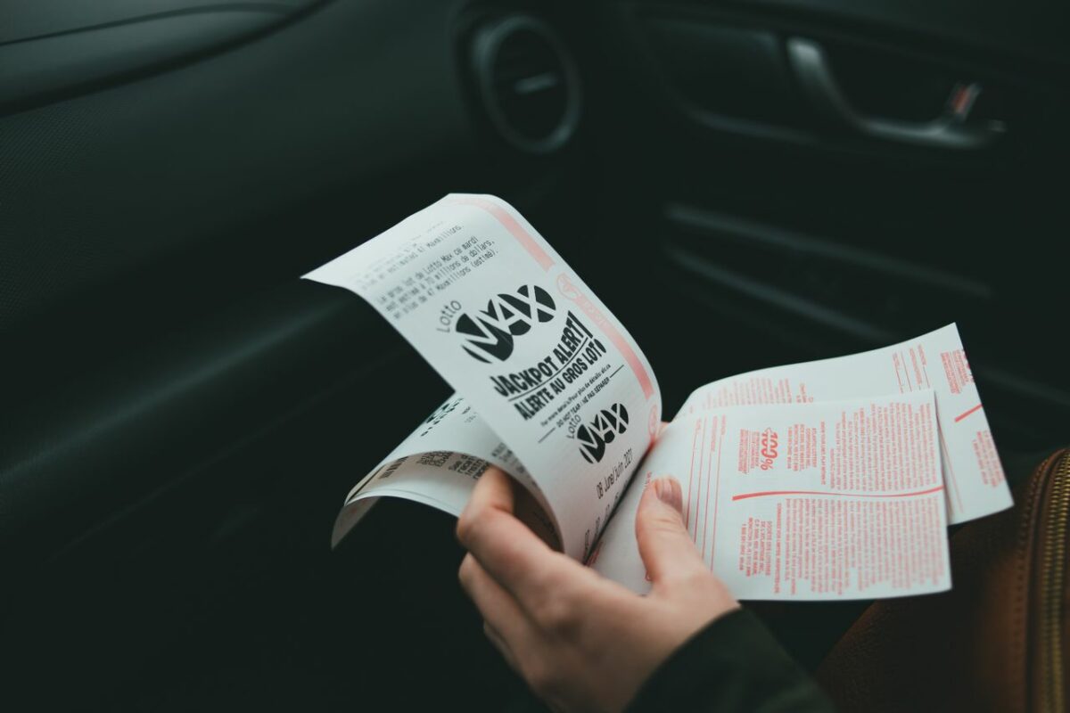 Greșeala care o putea costa un milion de euro. O femeie și-a aruncat biletul câștigător la loto