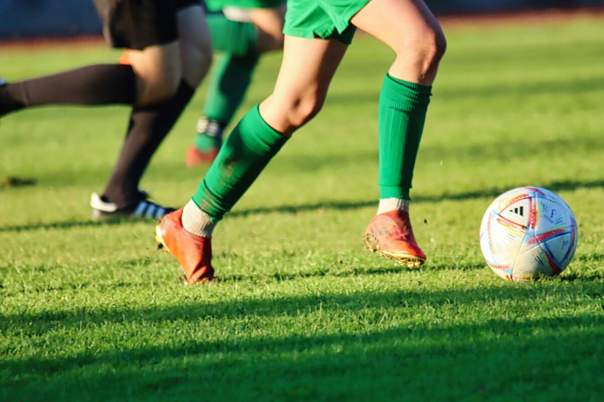Tragedie pe terenul de fotbal. Un jucător de 24 de ani a murit lovit de un fulger, chiar în timpul partidei