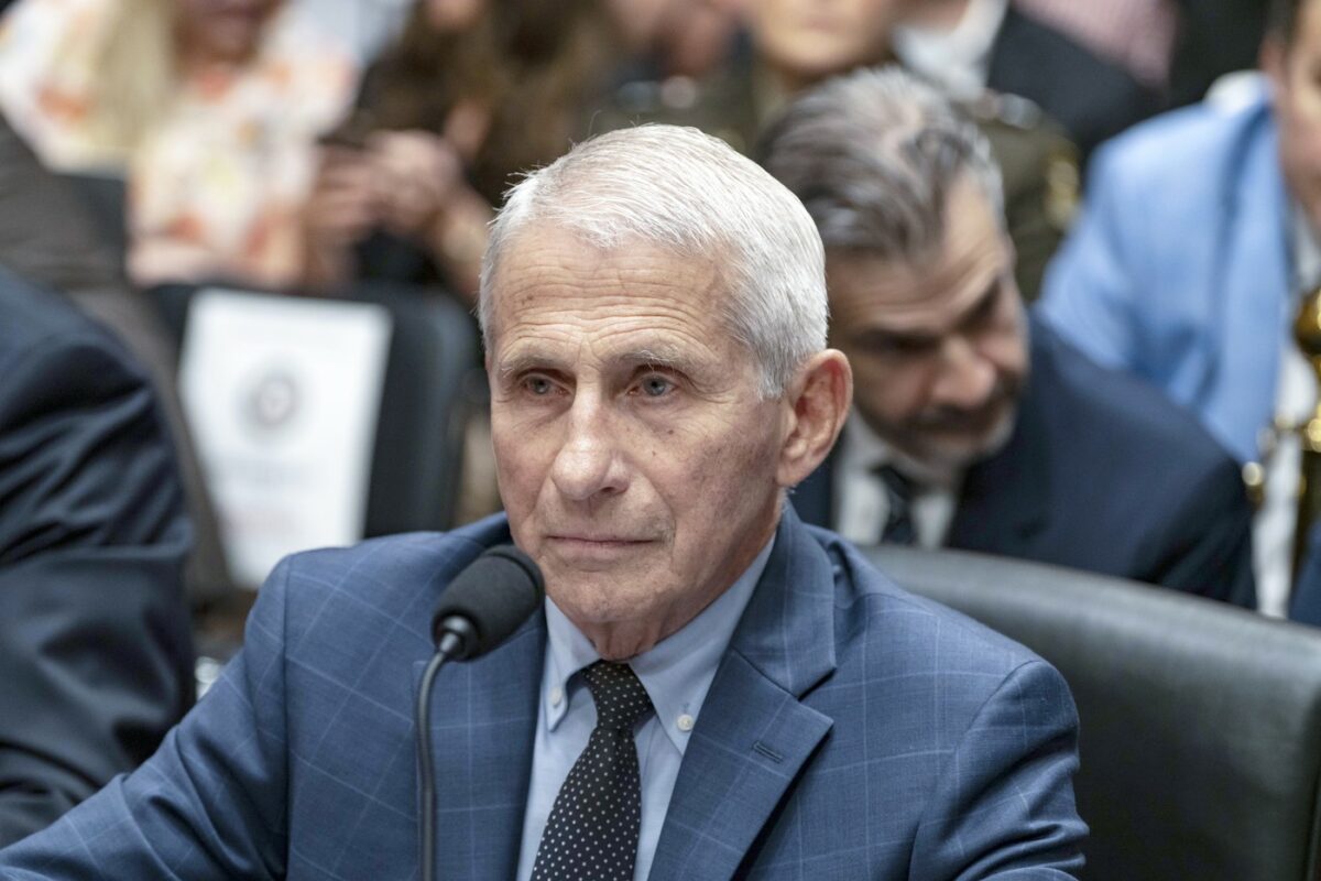 Ancheta COVID-19 ia o nouă turnură. Anthony Fauci, găsit vinovat de sfidarea Congresului