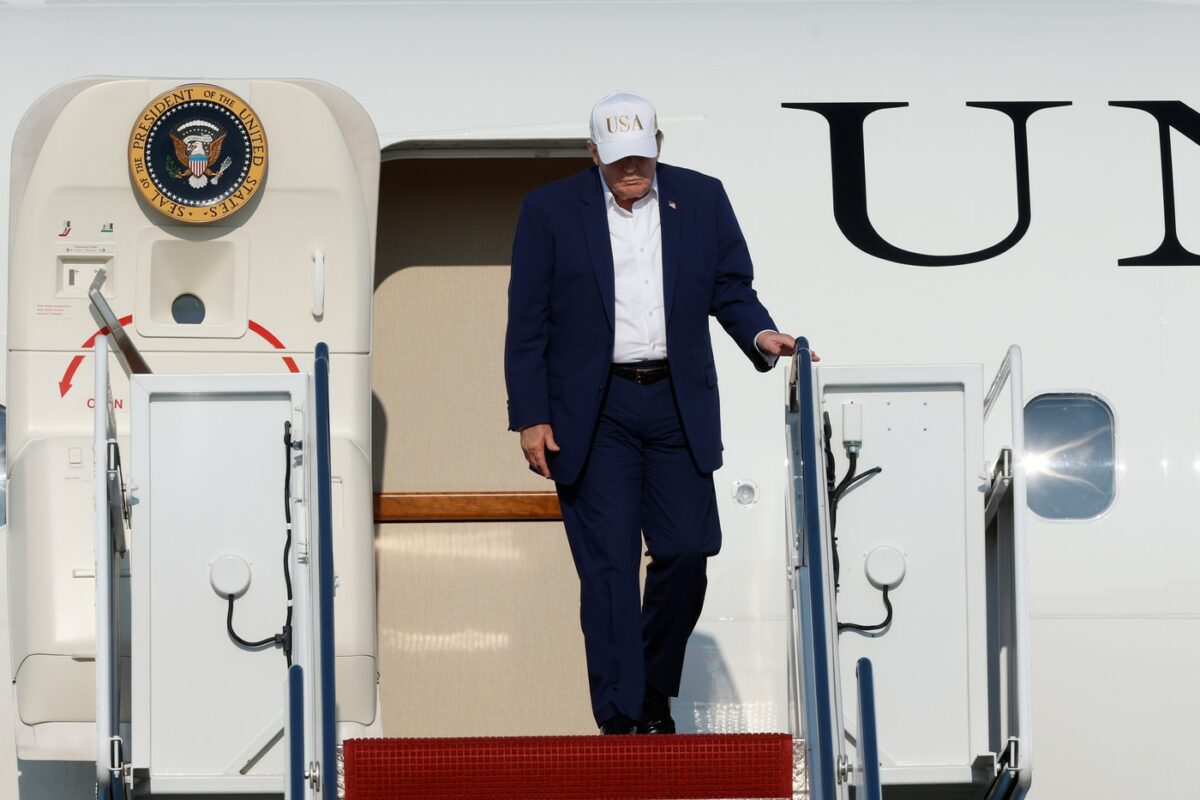 Scenariu desprins din „James Bond” pentru Trump. Președintele american a fost scos pe ascuns din Air Force One