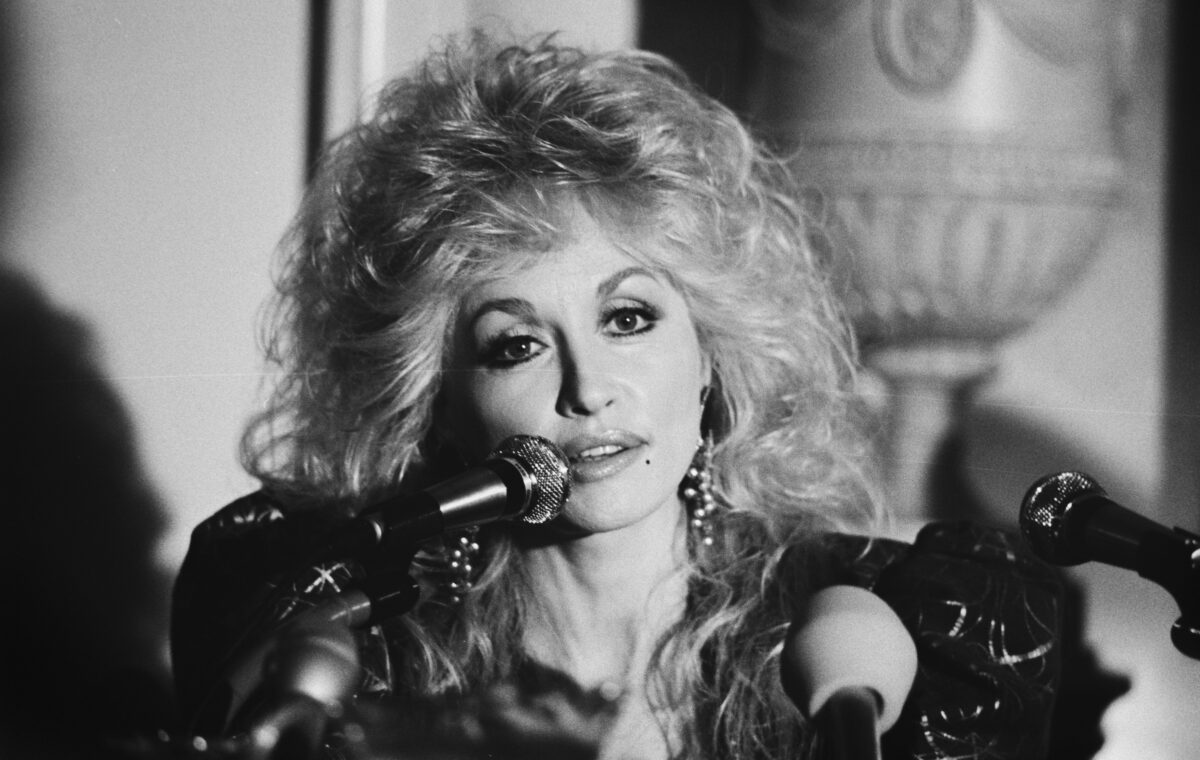 Taylor Swift, Miley Cyrus, Cher și alte vedete au reacționat după moartea lui Dolly Parton. Mesajele lor au emoționat lumea