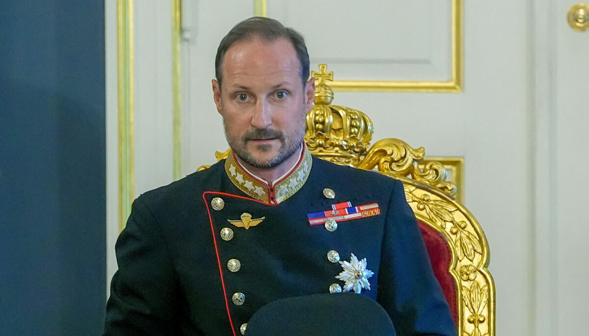 Cine este Haakon al VIII-lea, noul Rege al Norvegiei. A vrut să fugă de viața regală și visa să devină surfer profesionist