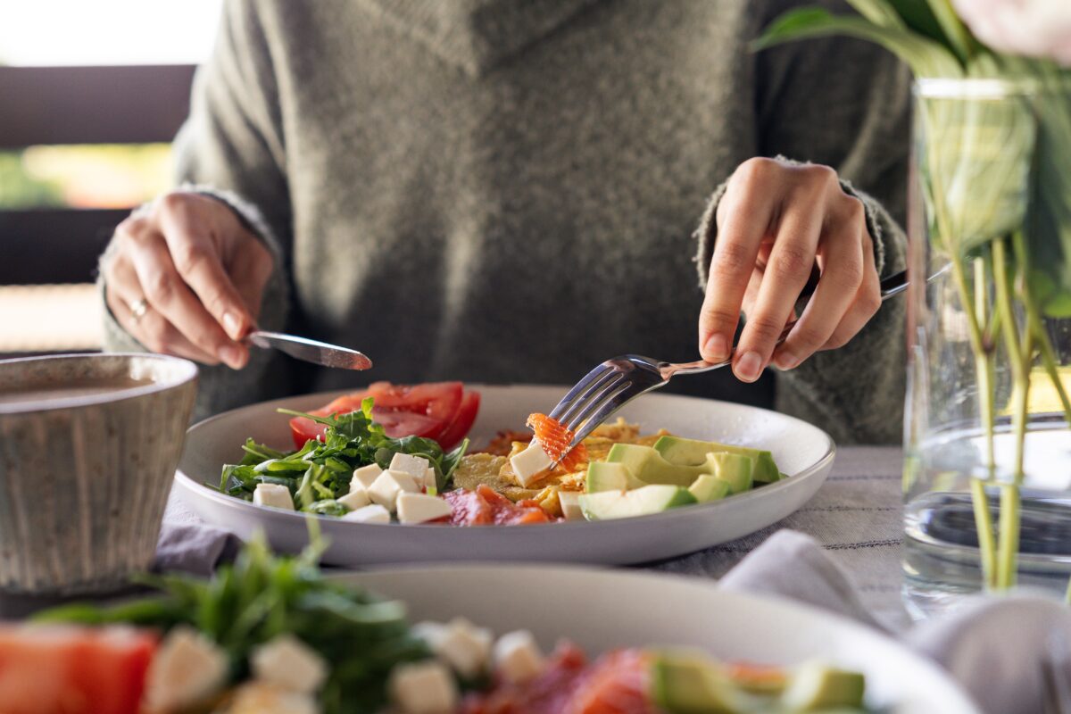 Cum îți construiești o farfurie echilibrată fără să numeri caloriile. Ce alimente ar trebui să conțină fiecare masă