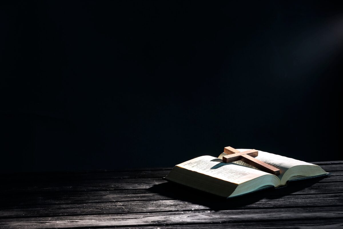Mii de indicii descoperite în Biblie. Analiza care susține teoria că Scriptura a fost scrisă de Dumnezeu