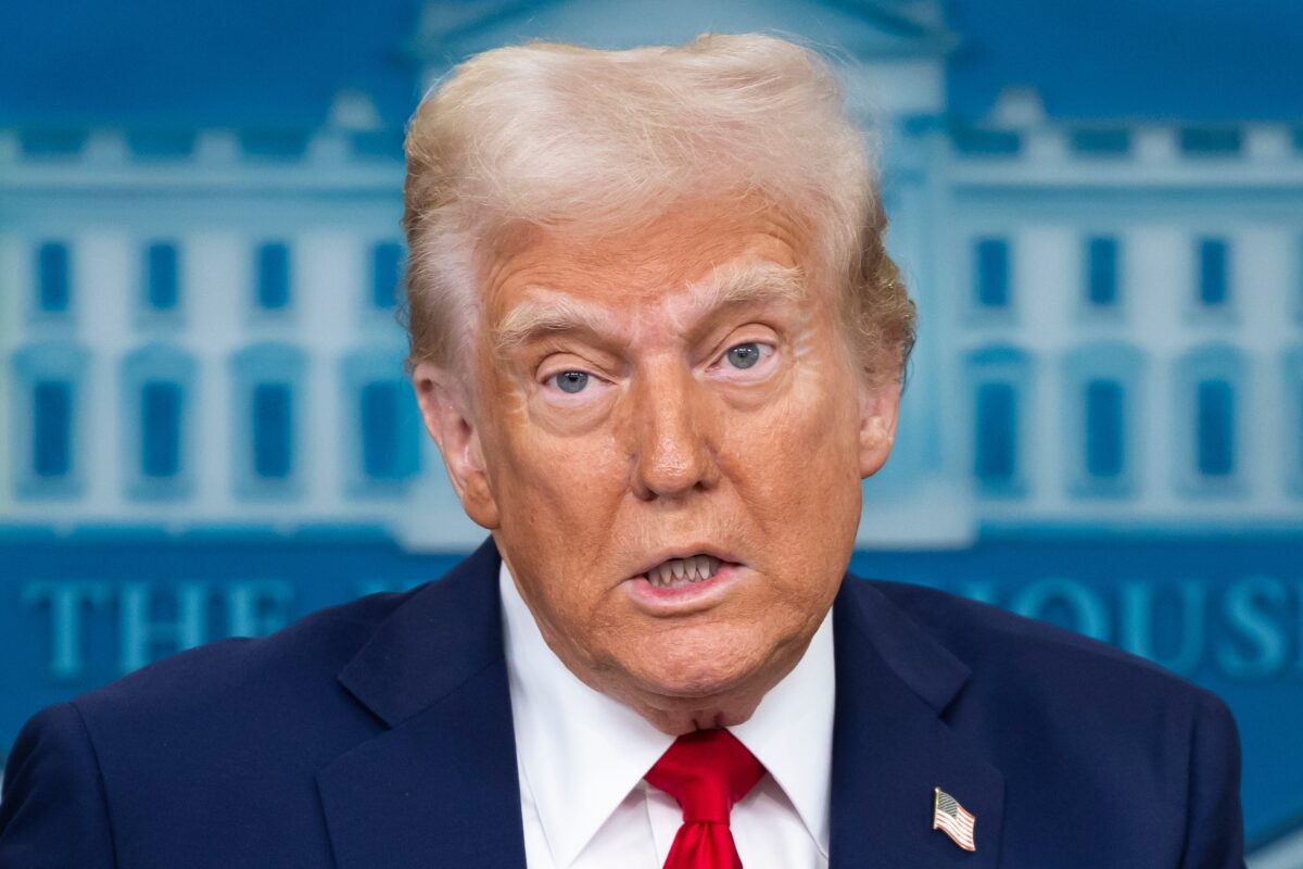Donald Trump stârnește o nouă controversă după ce s-a afișat ca Elvis Presley într-o imagine creată cu inteligența artificială