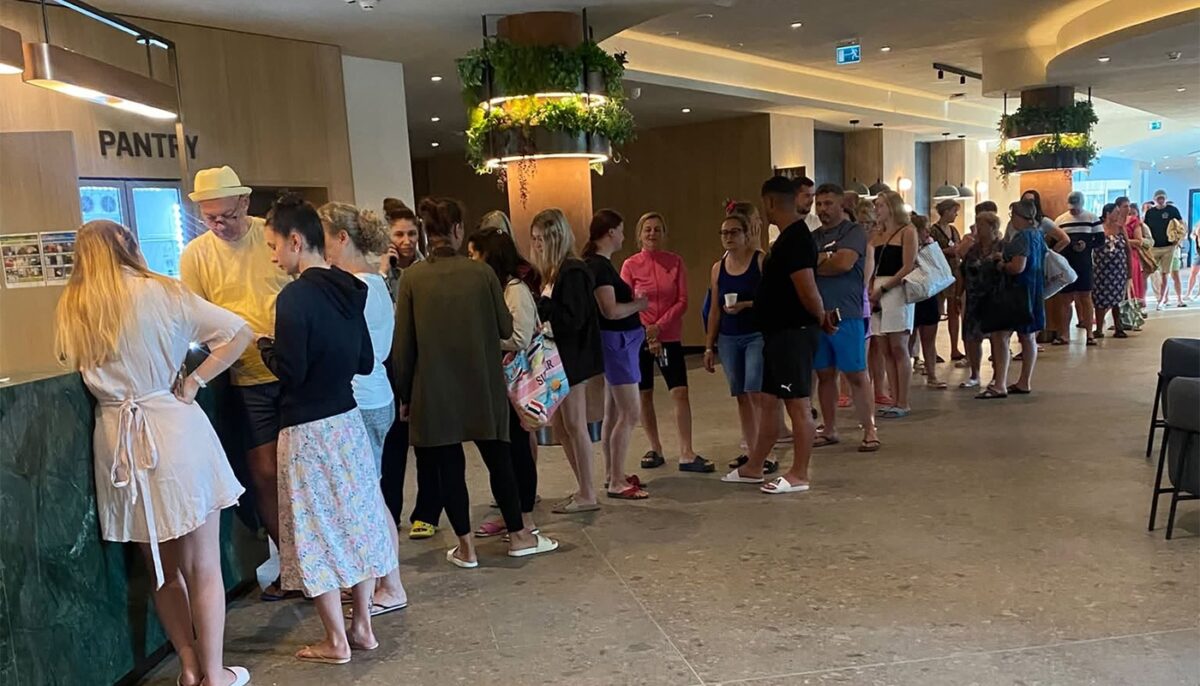Elvira din București s-a cazat într-un hotel de 5 stele din Sunny Beach. A doua zi, dimineața, a vrut să plece acasă. Ce a văzut