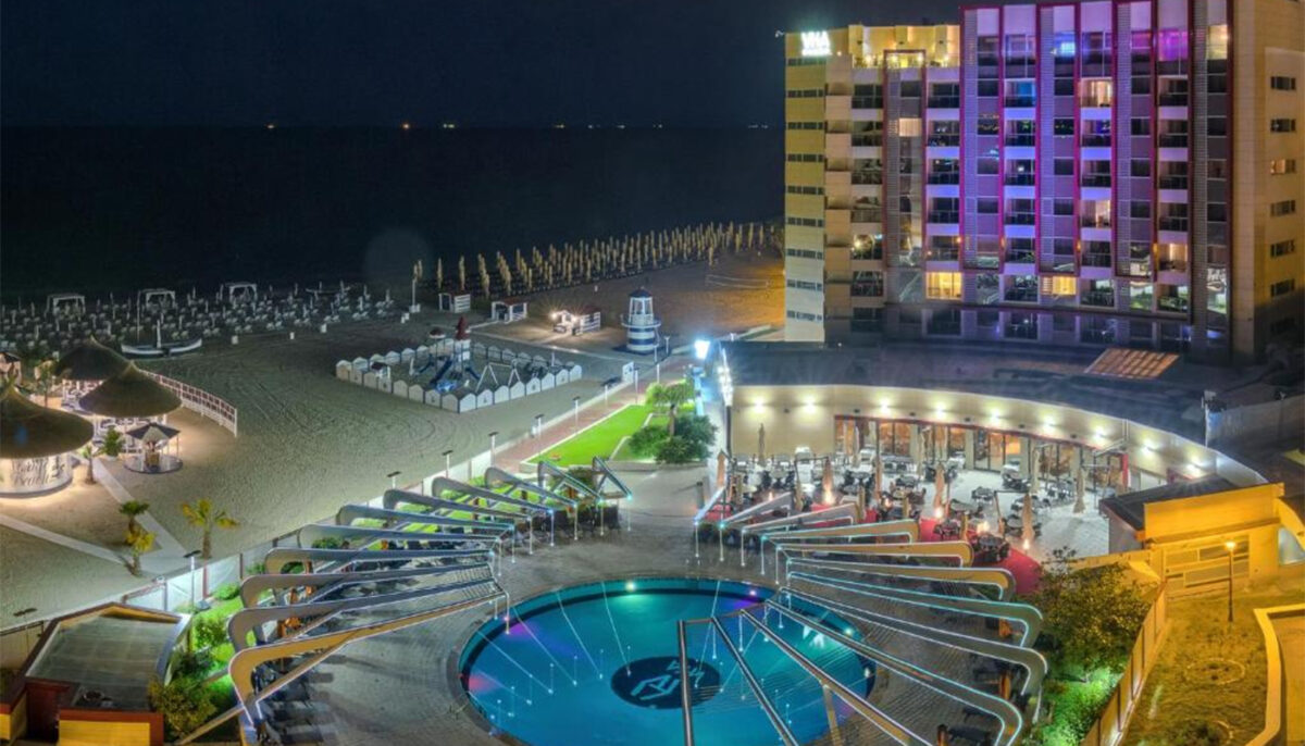 Turist olandez, scandalizat de cazarea din hotelul Vega (5 stele) din Mamaia. Cum arătau camerele, de fapt, și ce a primit să mănânce, după ce a comandat un burger