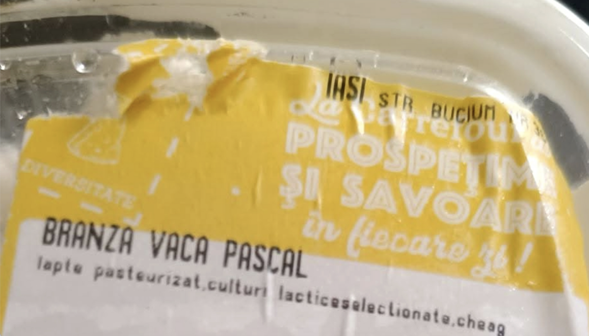 Un ieșean a cumpărat 318 grame de brânză de vacă din Carrefour. Ajuns acasă, a rămas fără cuvinte: Ce era în caserolă, de fapt