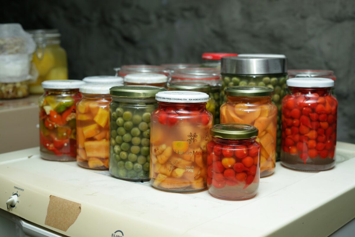 Cum se sterilizează corect borcanele pentru zacuscă și murături