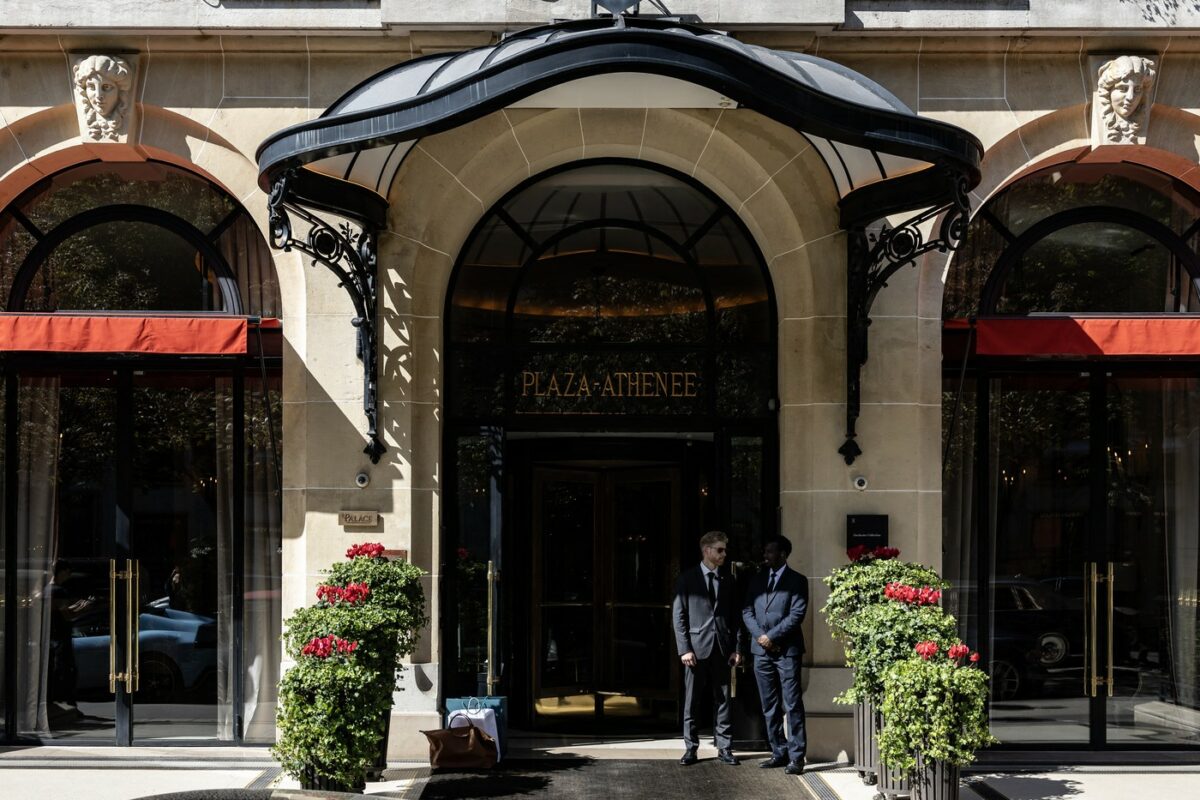 Jaf de un milion de euro la Plaza Athénée! Hoții s-au cățărat pe fațada clădirii și au spart un apartament