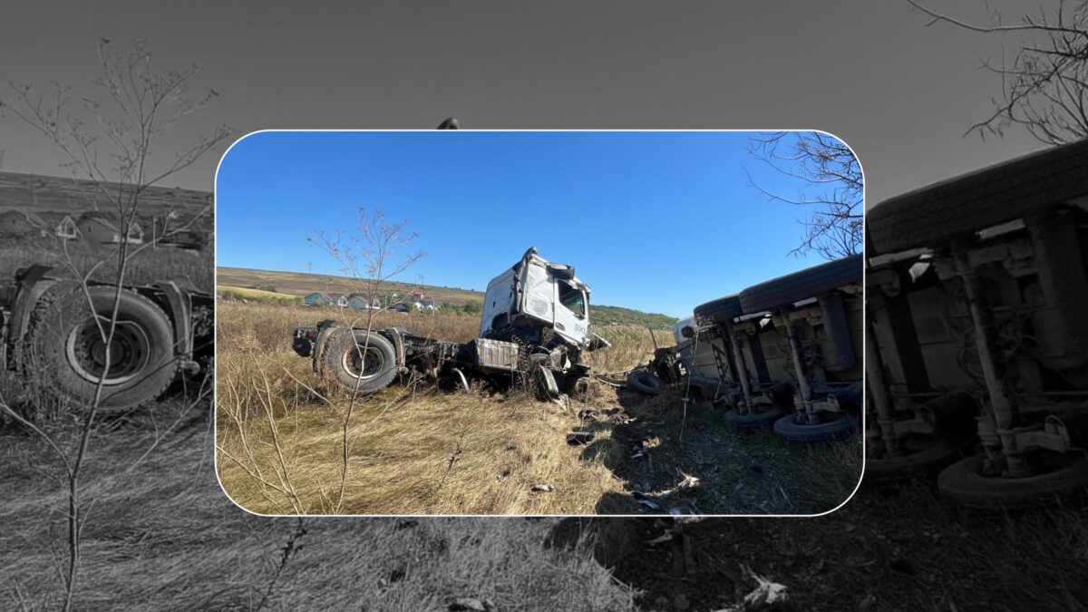 Accident grav în Iași! Un camion s-a răsturnat peste un autoturism. O persoană a murit