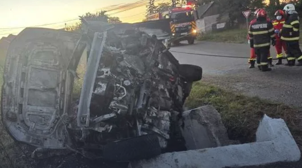 Doi adolescenți au murit pe o șosea din Suceava. Mașina s-a izbit de un cap de pod. Șoferul era minor