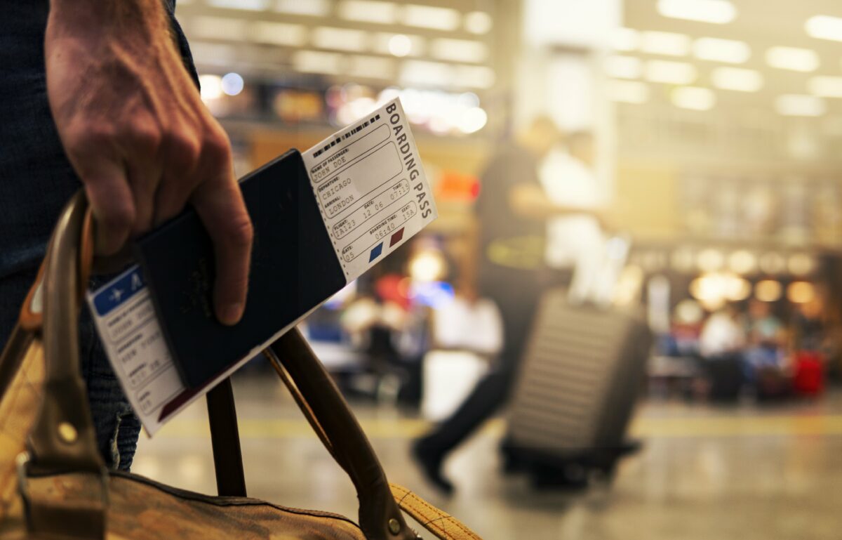 Cât a ajuns să coste un banal covrig în Aeroportul Otopeni. Prețul e de aproape 7 ori mai mare decât la o patiserie