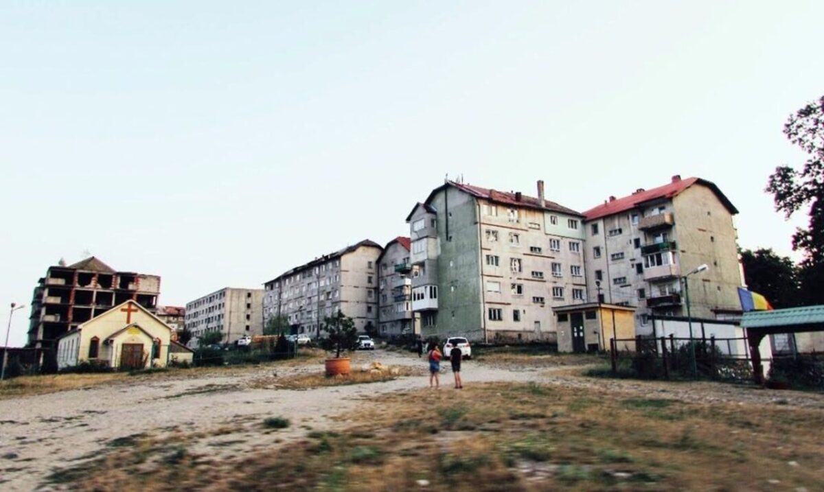 Orașul din România unde sunt mai multe case decât familii. Sute de locuințe au rămas goale