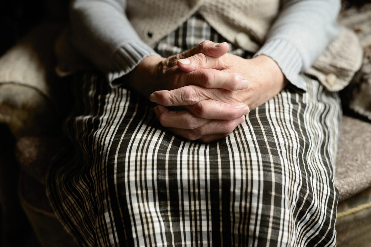 Cum a rămas o bătrânică fără economiile familiei. A fost păcălită de un constănțean