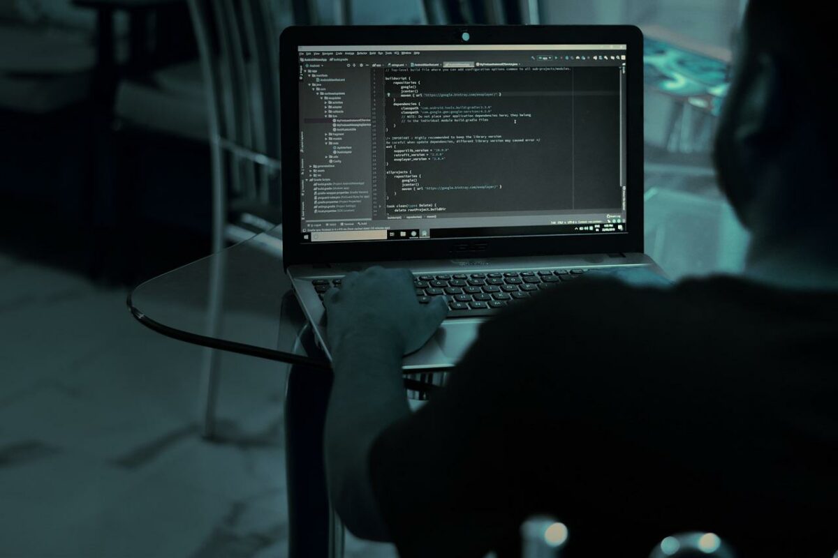 Oferte de job-capcană pe LinkedIn. Noua metodă prin care hackerii îţi fură datele
