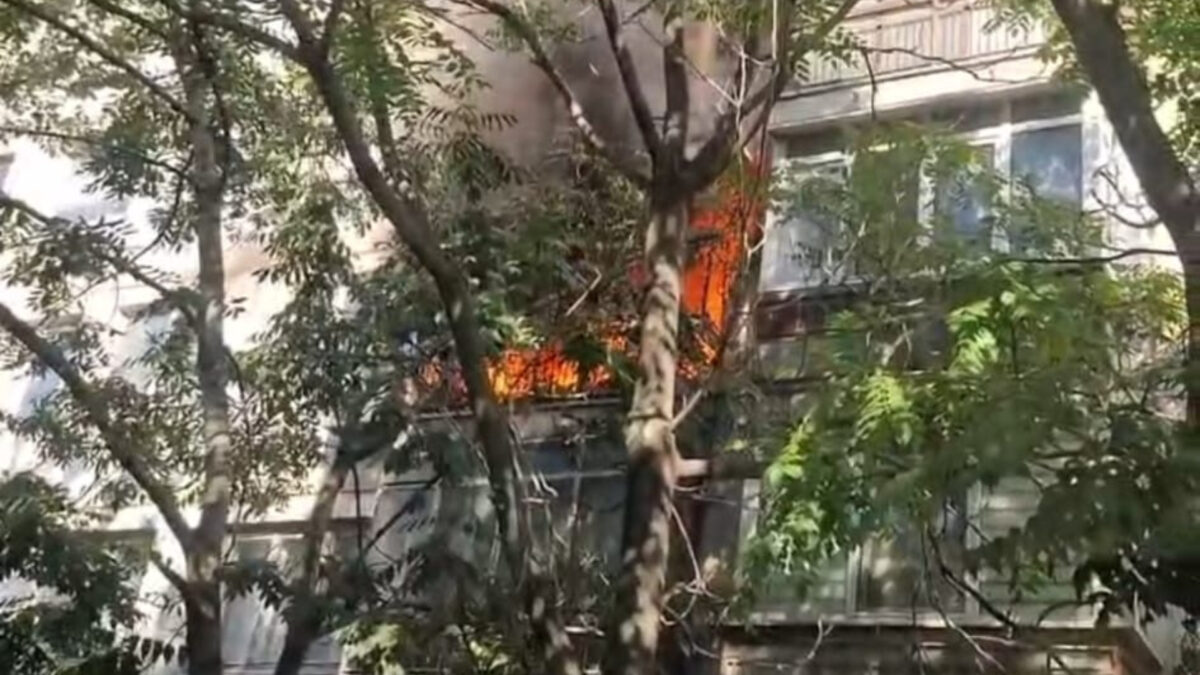 Incendiu într-un bloc din Capitală, de pe Șoseaua Mihai Bravu! S-ar fi produs o explozie: pompierii au intervenit de urgență