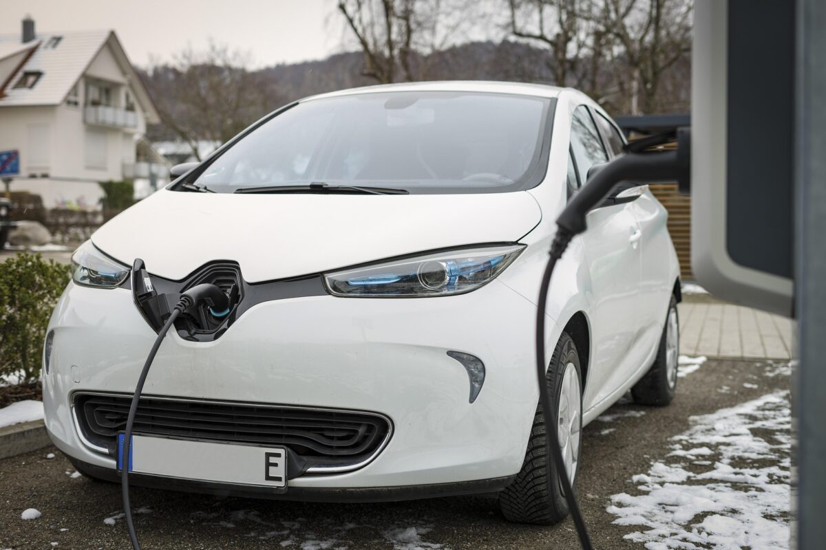 A condus un an o mașină electrică de 60.520 de euro, apoi a cerut banii înapoi. Motivul invocat în instanță