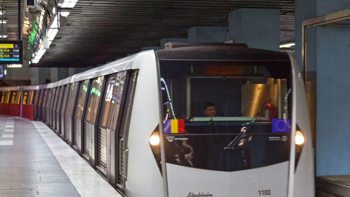 Haos în stația de metrou Ștefan cel Mare. O tânără de 24 de ani a fost lovită de tren