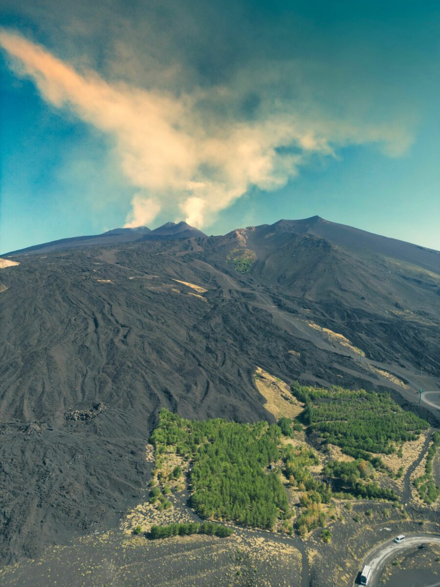 Vulcanul Etna a eliberat un nor de cenușă la 4 km altitudine. Este alertă roșie, iar zborurile au fost afectate