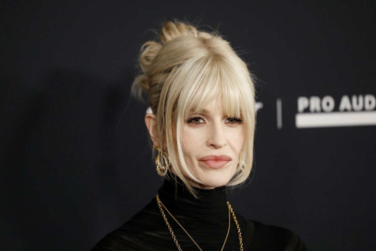 Kelly Osbourne dezvăluie de ce a început să poarte peruci după moartea tatălui său. „Nu știam că arătam așa, îmi puteai vedea fiecare os”