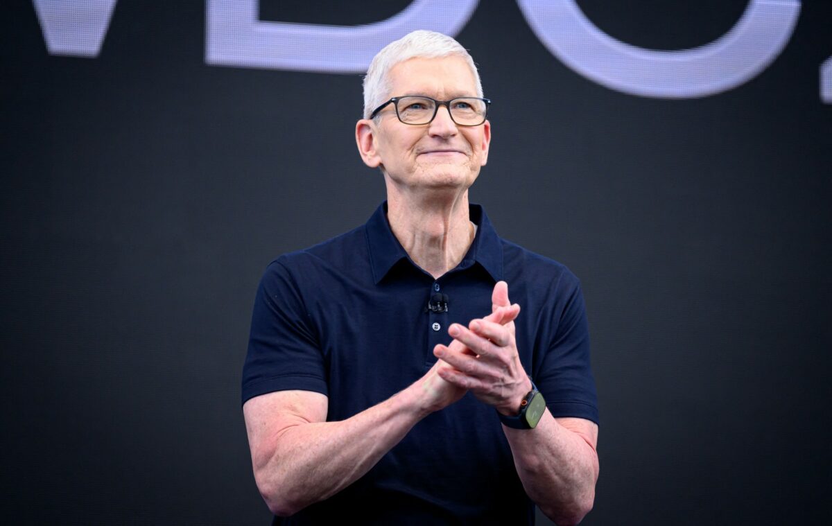 Tim Cook a renunțat la conducerea Apple, dar va primi în continuare o avere. Cât va câștiga