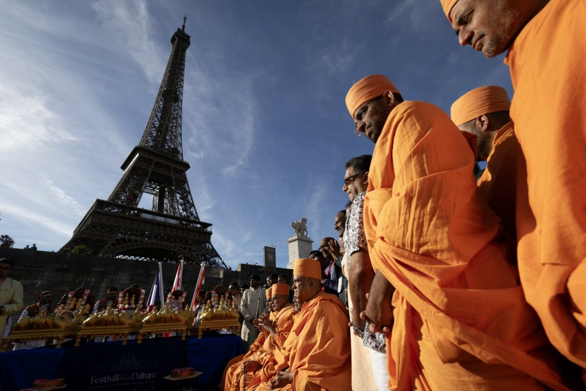 Controversă după vizita unui grup religios la Turnul Eiffel. Angajatele au fost înlocuite cu bărbați și li s-a interzis accesul în anumite zone
