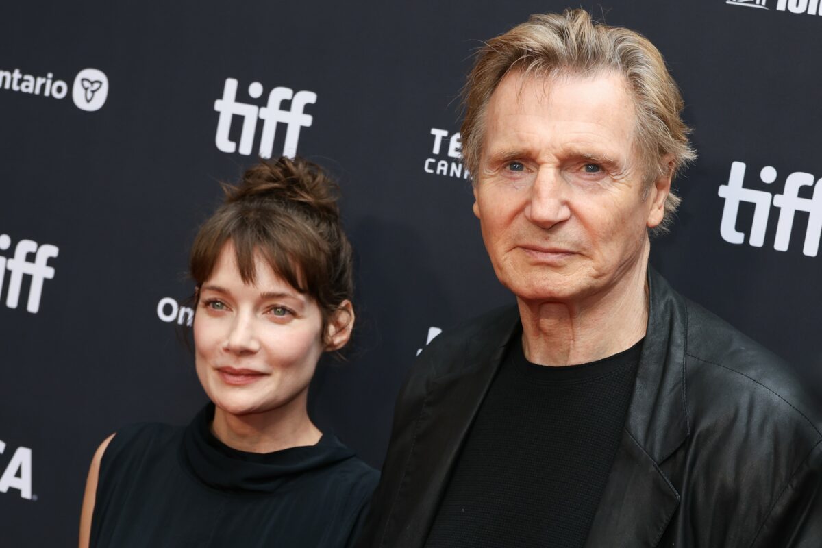Liam Neeson, surprins ținându-se de mână cu o altă actriță, după despărțirea de Pamela Anderson. Gesturile care au atras atenția pe covorul roșu