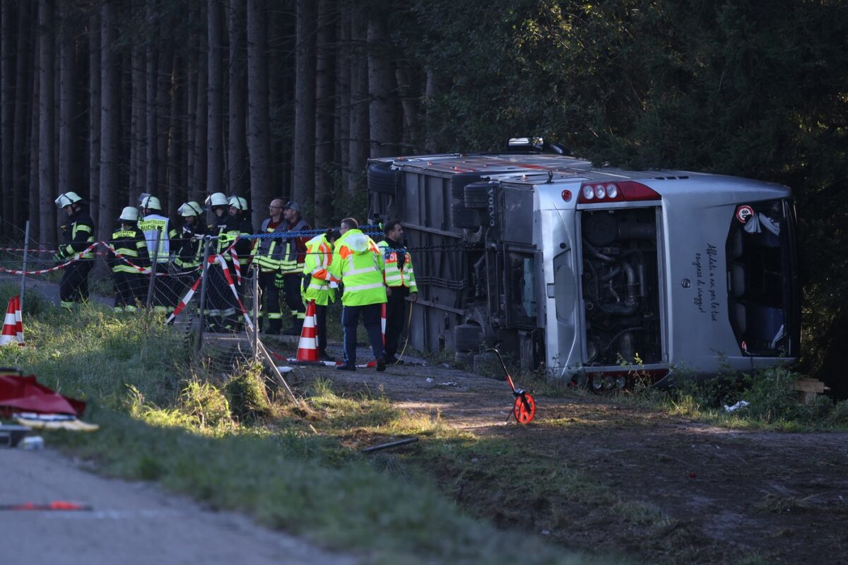 Accident grav pe o autostradă! Un autocar cu 50 de turiști străini s-a răsturnat în Germania. Bilanțul victimelor