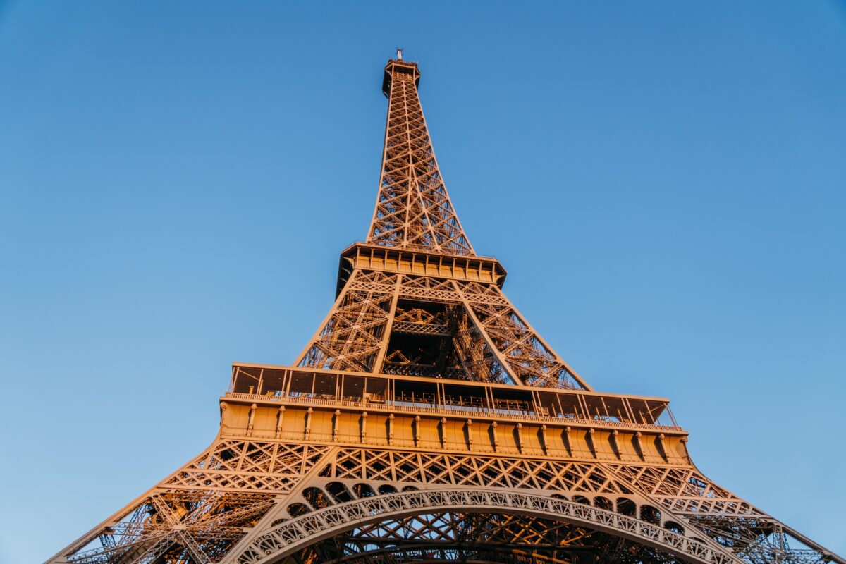 Directorul Turnului Eiffel a anunțat că renunță la funcție după ce angajatele au fost înlocuite cu bărbați în timpul vizitei unui grup religios