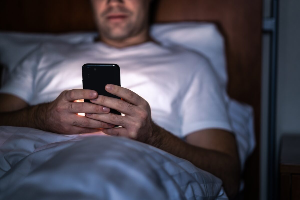 Ce se întâmplă cu somnul tău dacă stai pe telefon înainte de culcare. De ce nu doar lumina e problema