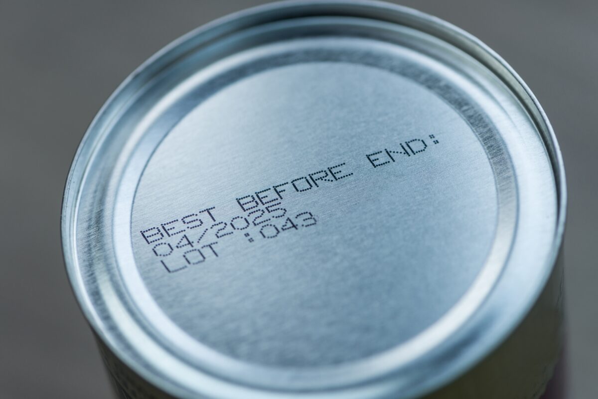 Ce înseamnă, de fapt, „a se consuma de preferință înainte de”. Când mai poate fi mâncat produsul