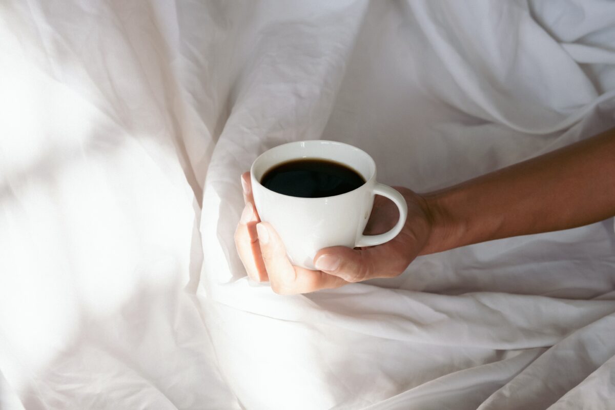 Ce se întâmplă dacă bei cafea pe stomacul gol. Când poate deveni o problemă