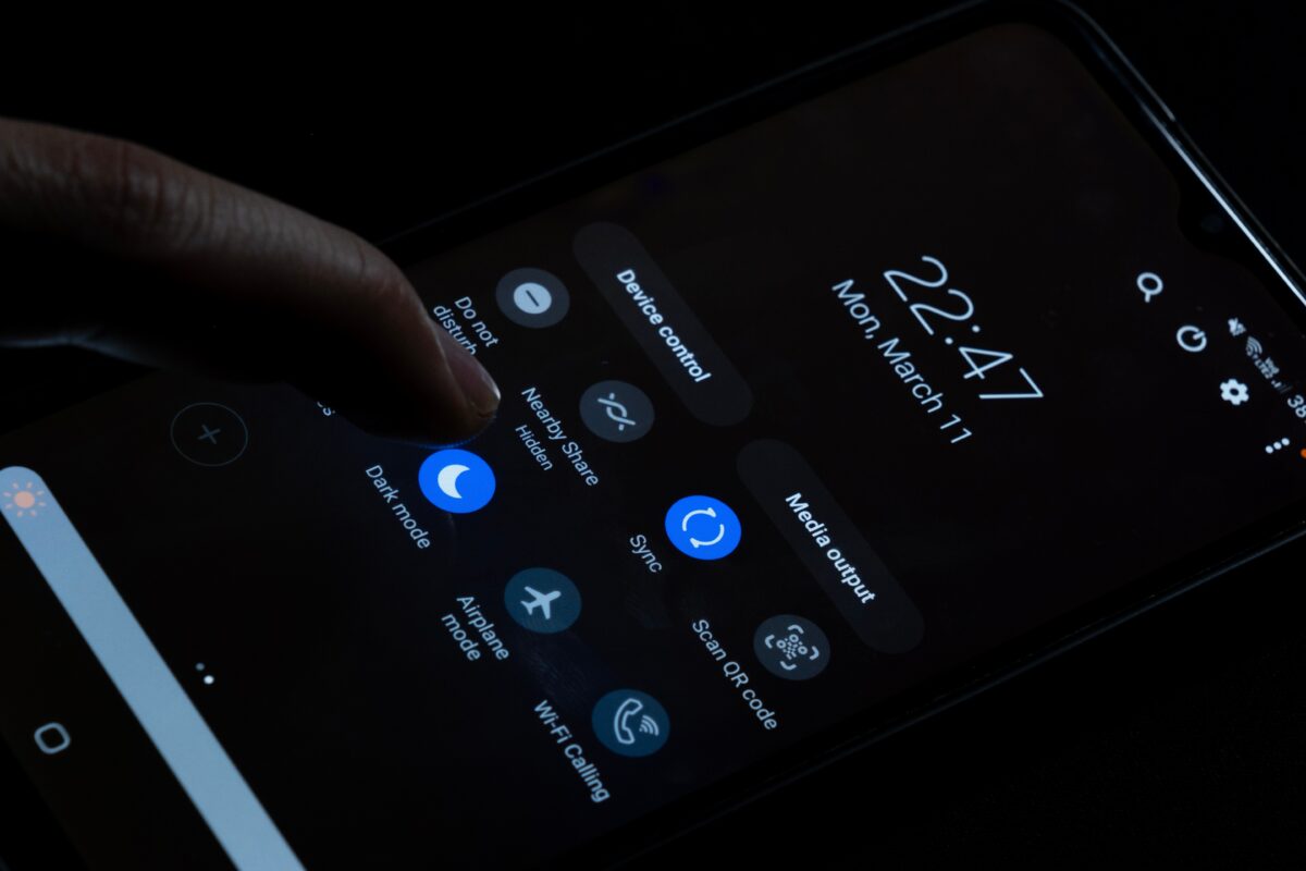 Modul întunecat chiar economisește bateria telefonului? Când funcția face cu adevărat diferența