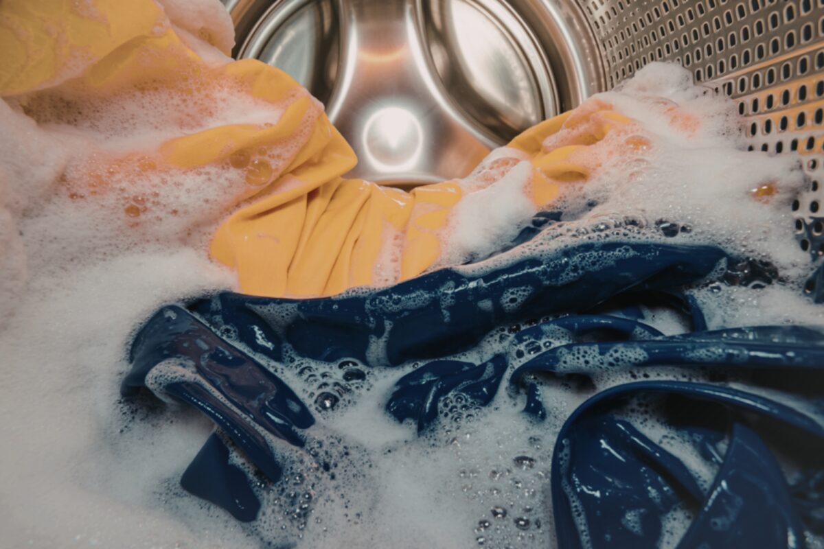 Ce se întâmplă dacă pui prea mult detergent în mașina de spălat. Rufele pot ieși mai puțin curate