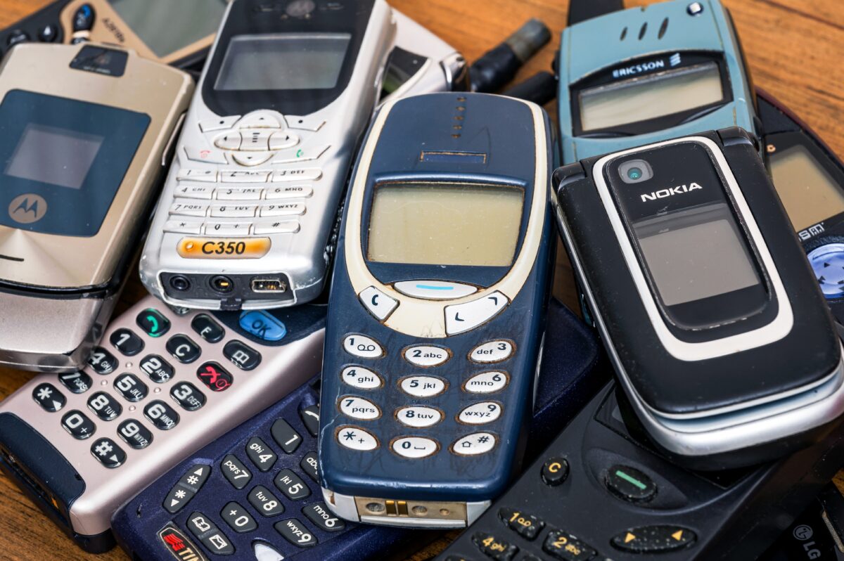Telefoanele vechi și stricate pot valora o avere. Cum folosește AI-ul reciclarea pentru a recupera metale prețioase