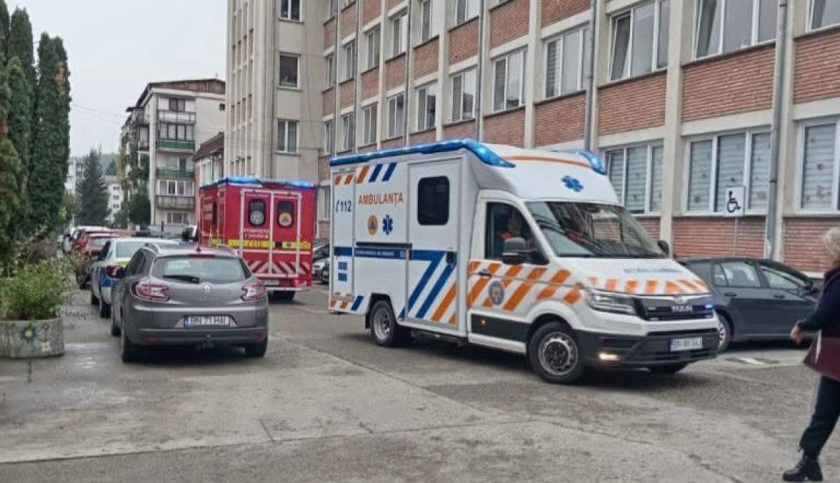 Atac la o școală din Bistrița. Un elev și-a înjunghiat profesoara în sala de clasă