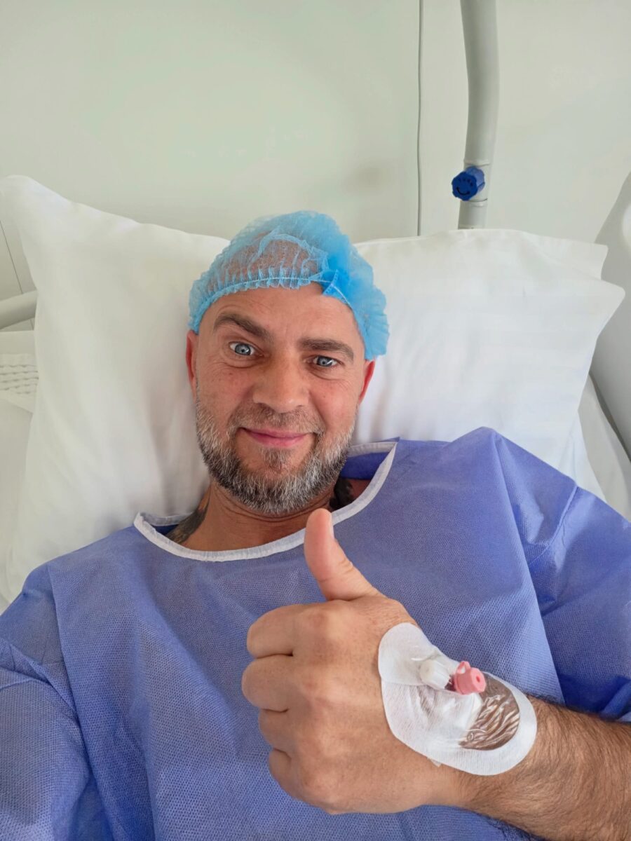 Imagine Stire Cosmin Seleși, pe patul de spital. Prezentatorul TV a suferit o intervenție chirurgicală | 2review.ro