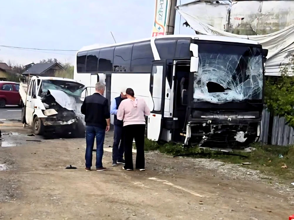 Imagine Stire Accident cu un autobuz plin de pasageri în România. 37 de persoane se aflau în vehicul | 2review.ro