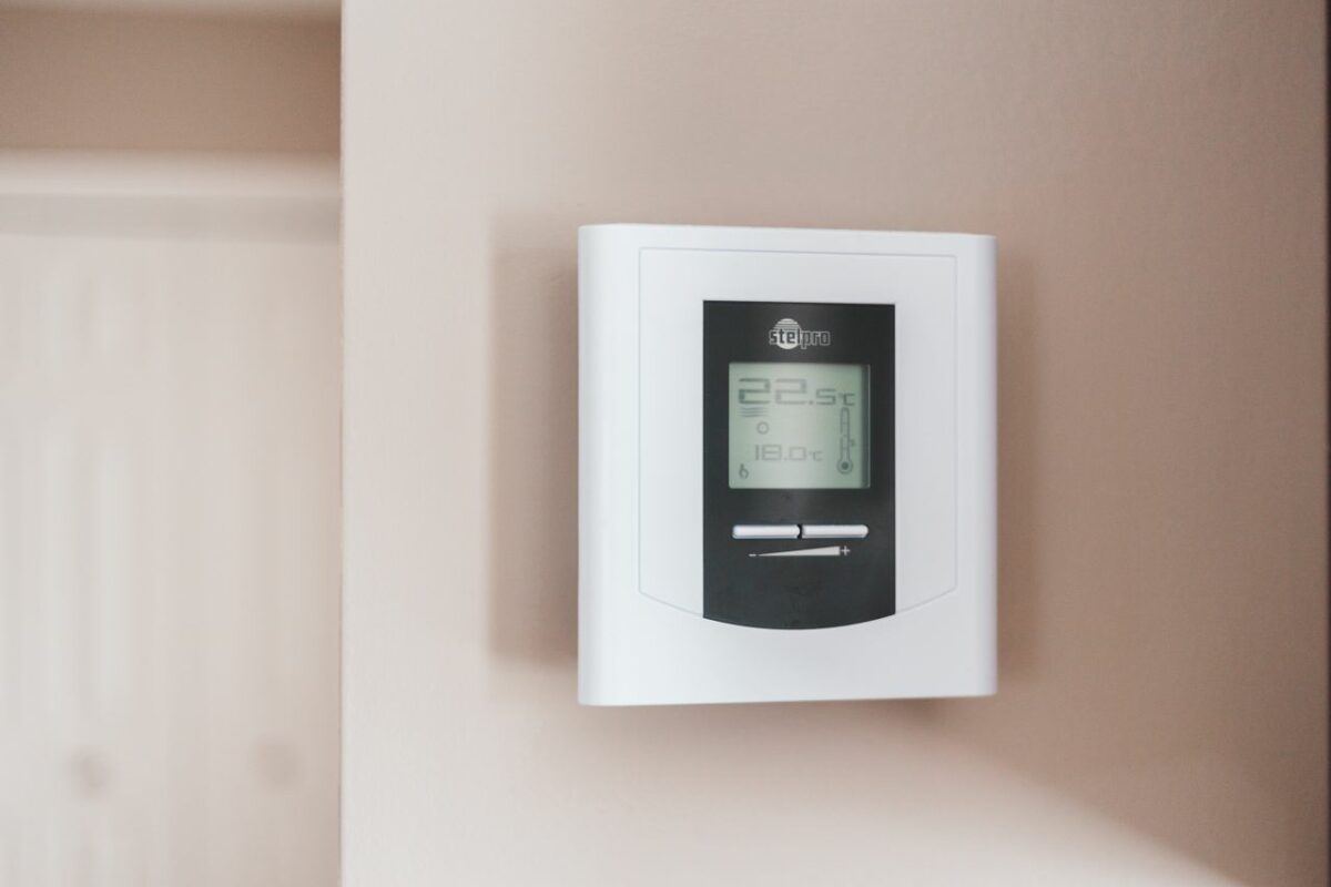 Cu cât scade factura dacă dai termostatul cu un grad mai jos. Cât poți economisi în fiecare lună